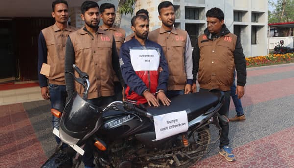 মাদক মামলার হাজিরা দিতে এসে পুলিশের মোটরসাইকেল চুরি !