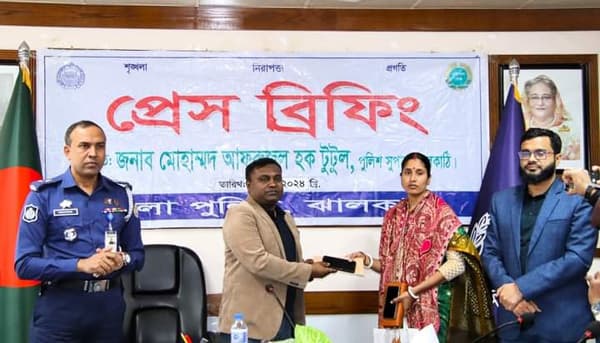 ঝালকাঠিতে দুটি হত্যাকাণ্ডের রহস্য উন্মোচন, ১১টি চোরাই মোবাইল উদ্ধার
