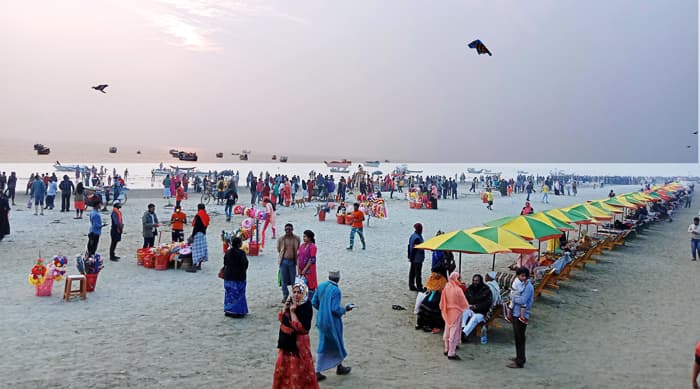 কুয়াকাটা সৈকতে হাজারো পর্যটকদের ঢল