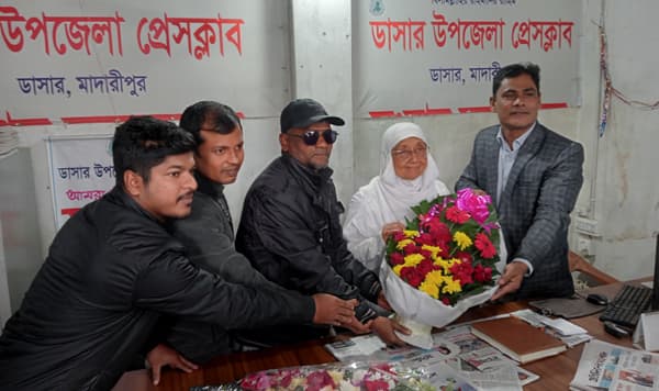 ডাসার উপজেলা প্রেসক্লাবের পক্ষথেকে নবনির্বাচিত এমপিকে ফুলেল শুভেচ্ছা