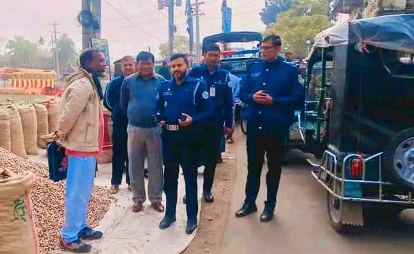 কাউখালীতে হাটের দিনে যানজট নিরসনে ওসির উদ্যোগ