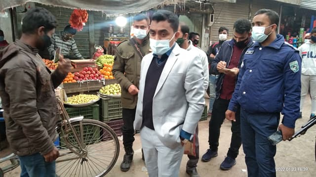 স্বাস্থ্যবিধি না মানায় হিলিতে পথচারীকে জরিমানা