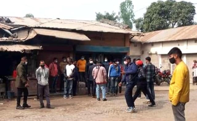 হিলিতে মাস্ক না পরায় ভ্রাম্যমাণ আদালতে জরিমানা