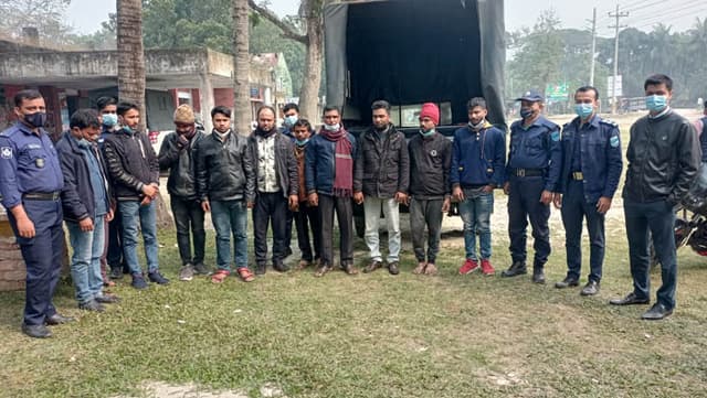 দৌলতদিয়ায় দালাল চক্রের ১১ সদস্যকে ভ্রাম্যমাণ আদালতে জরিমানা