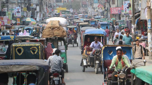 নওগাঁয় যানজটের জ্বালাতনে শুরু হয় সকাল!