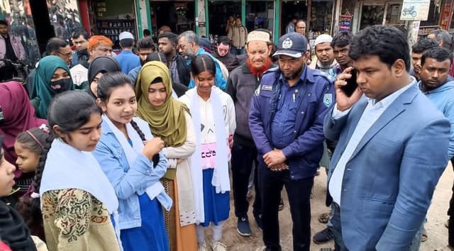 হিলিতে প্রধান শিক্ষকের অপসারণ দাবিতে শিক্ষার্থীদের বিক্ষোভ