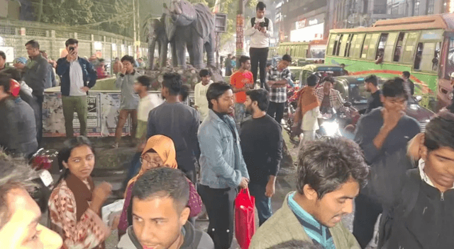 ঢাকা কলেজের শিক্ষার্থীদের সায়েন্সল্যাব মোড় অবরোধ, পাঁচ দফা দাবি জানালেন তারা