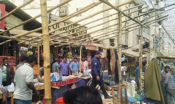 সাভারে মহাসড়কের পাশে ২ শতাধিক অবৈধ স্থাপনা উচ্ছেদ