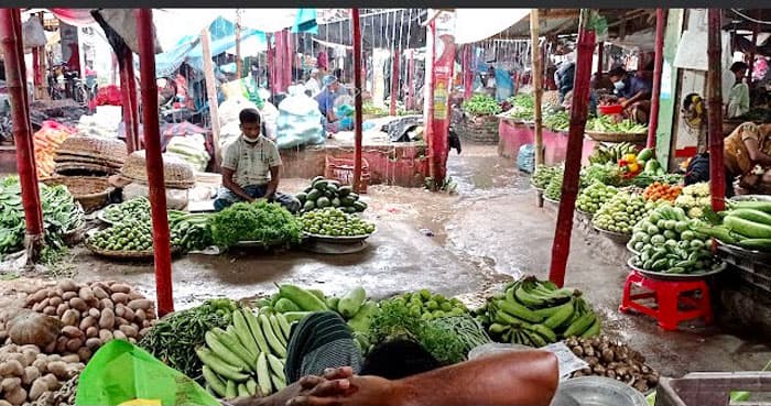 কুষ্টিয়ায় সরবরাহ বাড়লেও নাগালের বাইরে শীতকালীন সবজি