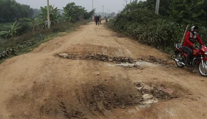 গোমতী বাঁধের ১৩ কিমি সড়কের বেহাল অবস্থা, ভোগান্তি