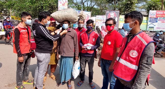 কাউখালীতে করোনা সংক্রমণ রোধে মাস্ক বিতরণ