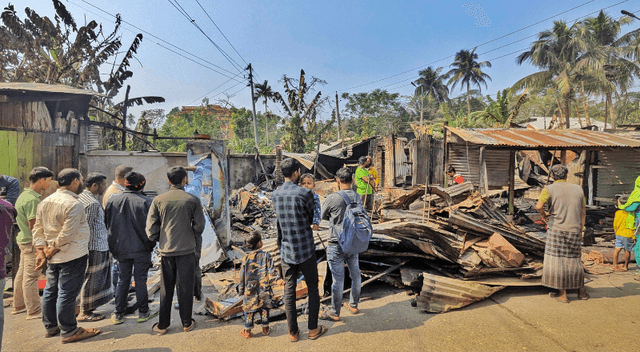 পটুয়াখালীতে অগ্নিকাণ্ডে ৬টি দোকান পুড়ে গেল, অর্ধ কোটি টাকার ক্ষতি
