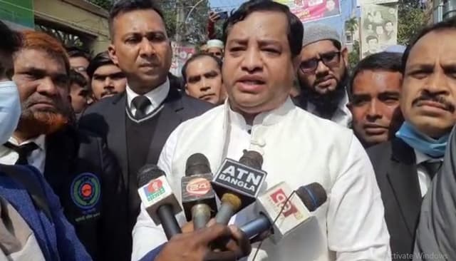প্রকাশ্যে এলেন জাহাঙ্গীর, উৎসুক মানুষের ভিড়