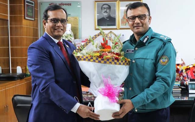 বরিশালে ফুলেল শুভেচ্ছায় সিক্ত বিএমপি কমিশনার