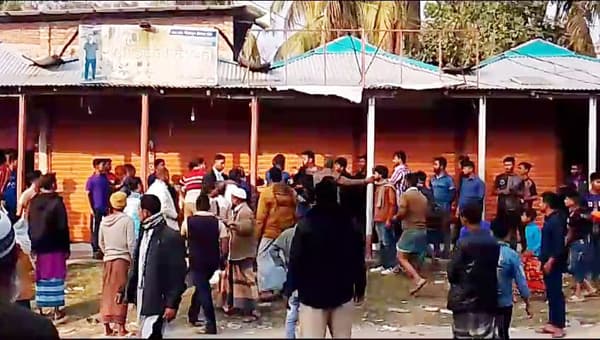 নোয়াখালীতে প্রতিবাদ সভায় হামলা, আহত ৪