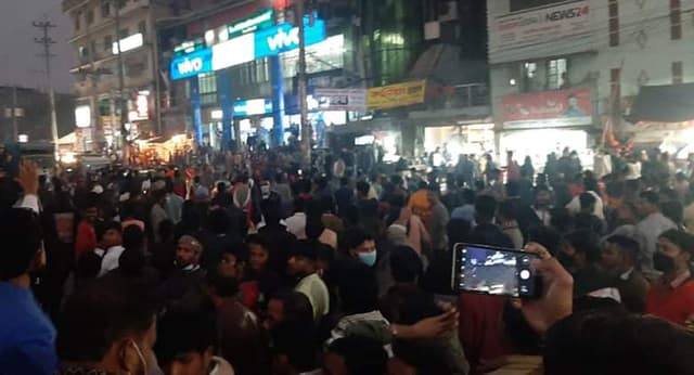 উচ্ছেদের প্রতিবাদে হকারদের সড়কে বিক্ষোভ