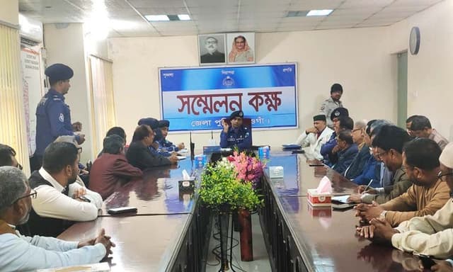 নওগাঁয় পুলিশ সুপারের সাথে ব্যবসায়ীদের মতবিনিময়