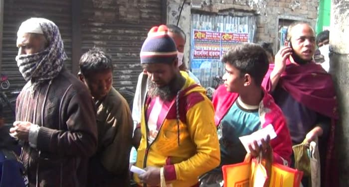 স্বাস্থ্যবিধির বালাই নেই হিলি'র ওএমএস বিক্রয়কেন্দ্রে