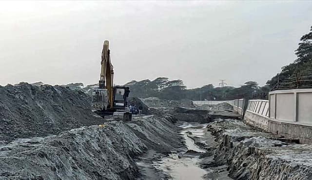 পায়রা বন্দরে অপসারন করা হচ্ছে হেলে পড়া সীমানা প্রাচীর