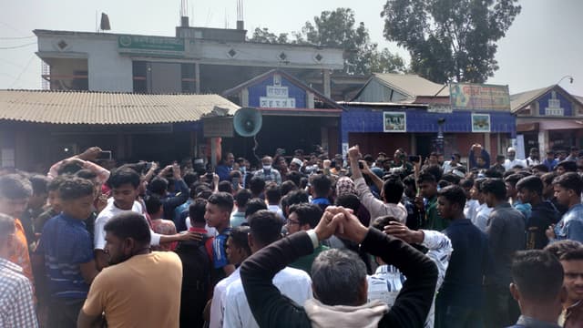 ভূরুঙ্গামারীতে নিরাপদ সড়কের দাবীতে বিক্ষোভ, সড়ক অবরোধ