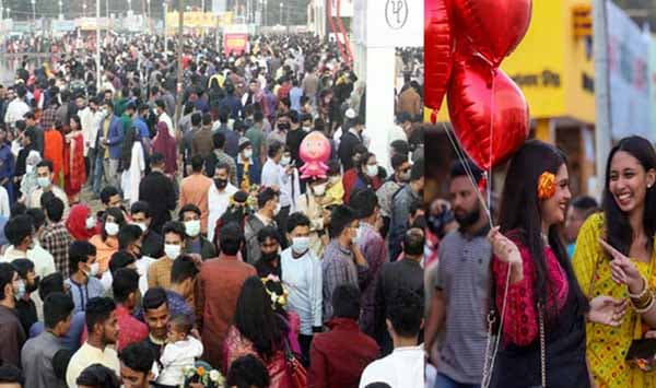 ছুটির দিনে একুশের বইমেলায় উপচে পড়া ভিড়,  বসন্তের আবহ