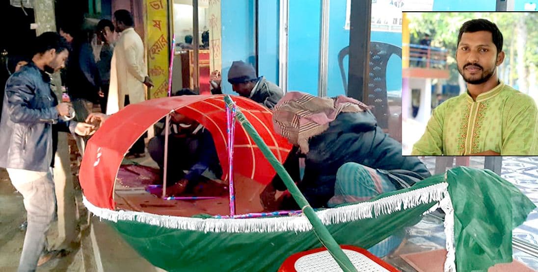 আওয়ামী লীগের প্রতিক নৌকা বানাতে ব্যস্ত মিলনের সমর্থকরা