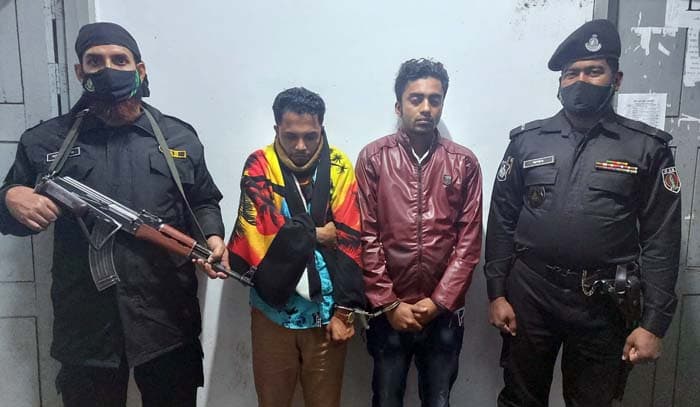 ৪২কেজি গাঁজাসহ দুই মাদক কারবারী আটক, প্রাইভেটকার জব্দ