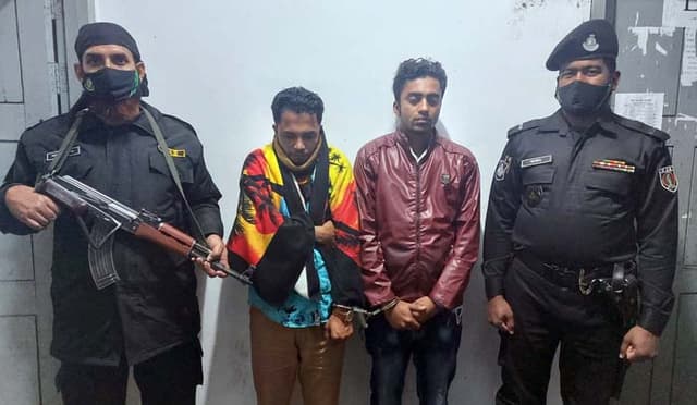 ৪২কেজি গাঁজাসহ দুই মাদক কারবারী আটক, প্রাইভেটকার জব্দ