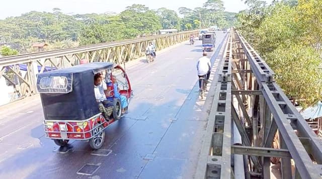 ঝালকাঠিতে ঝুঁকিপূর্ণ ঘোষণার সাত বছরেও নির্মাণ হয়নি নতুন সেতু!