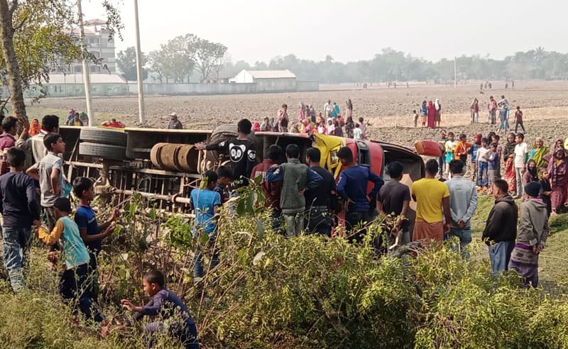 মেহেরপুরে বাস উল্টে আহত ৩০