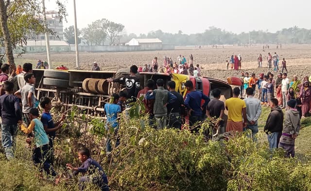 মেহেরপুরে বাস উল্টে আহত ৩০