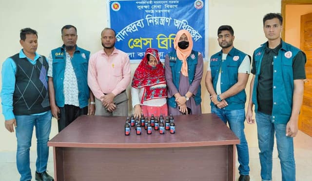 বরিশালে ফেনসিডিলসহ চিহ্নিত মাদক কারবারী বেবি আটক