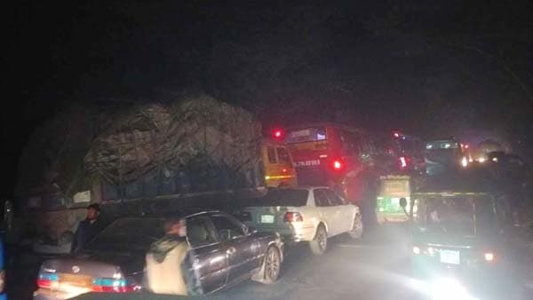 ঢাকা-সিলেট মহাসড়ক অবরোধ শ্রমিকদের