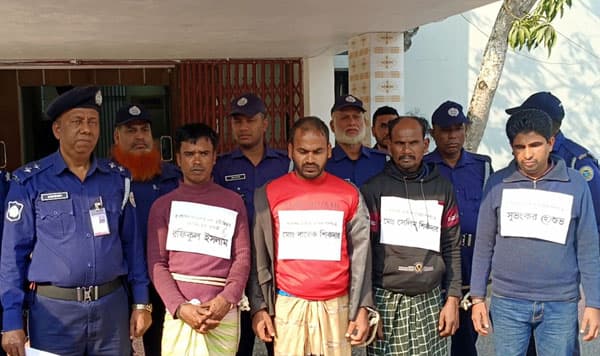পিরোজপুরে সংঘবদ্ধ ডাকাত চক্রের ৩ সদস্য গ্রেপ্তার