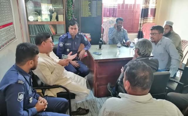 নারী কেলেঙ্কারির অভিযোগে জনরোষে প্রধান শিক্ষক; পুলিশি প্রহরায় উদ্ধার