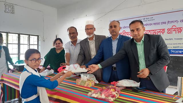 কাউখালীতে কিশোরীদের সচেতনতামূলক প্রশিক্ষণ অনুষ্ঠিত