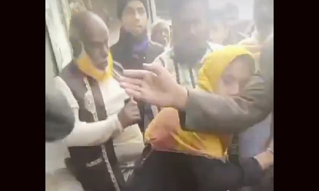 দুধে পানি মেশানোর অভিযোগে প্রকাশ্য দিবালোকে নারীকে মারধর; আটক- ২