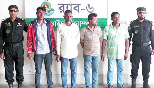 যানবাহন থেকে চাঁদাবাজীর সময় র‌্যাবের হাতে আটক ৪