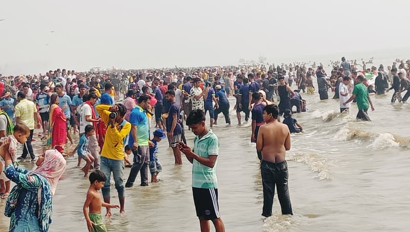 কুয়াকাটা সৈকতে রেকর্ড সংখ্যক পর্যটকের আগমন