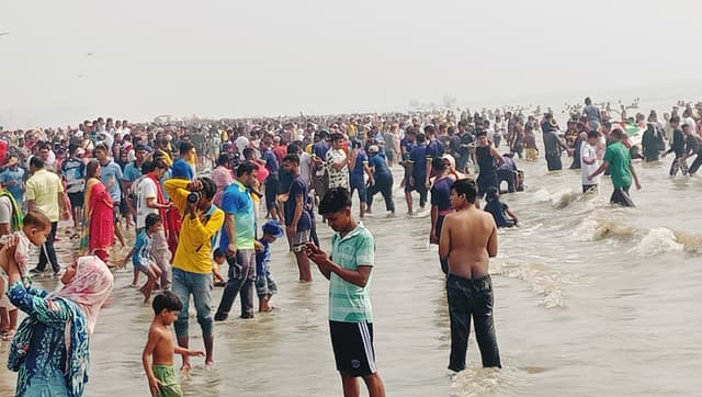 কুয়াকাটা সৈকতে রেকর্ড সংখ্যক পর্যটকের আগমন