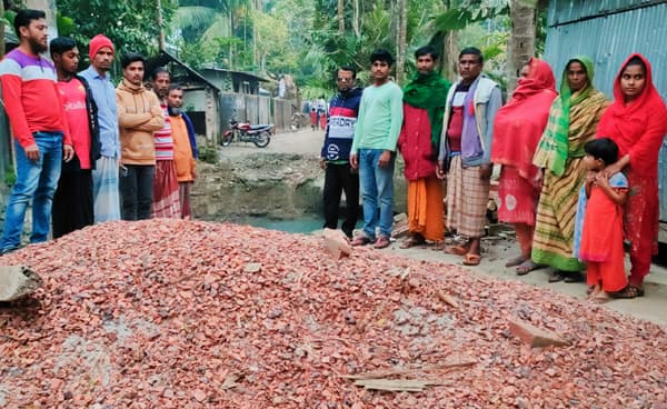 কাউখালীতে এক বছর ধরে বন্ধ সড়ক নির্মাণ কাজ, ঠিকাদারের গাফিলতির অভিযোগ