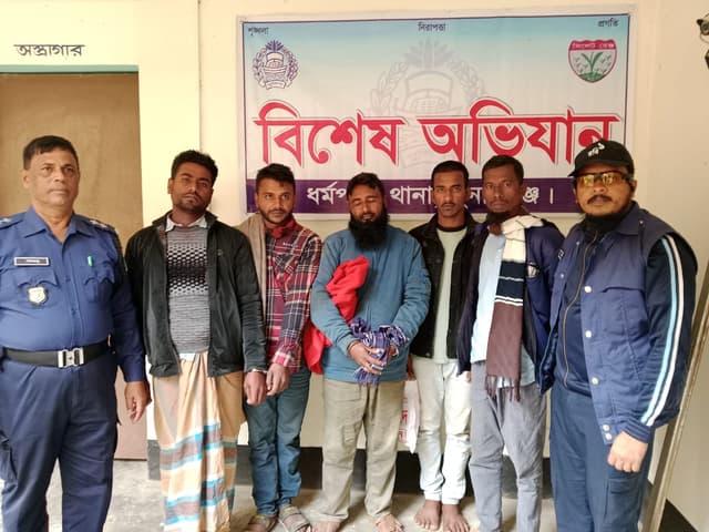 ভারতীয় গরুর চালানসহ পাঁচ চোরাকারবারি আটক