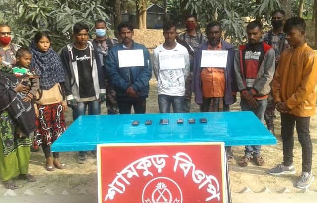 সীমান্ত পাড়ি দেওয়ার সময় নারী শিশুসহ ৬ জন আটক