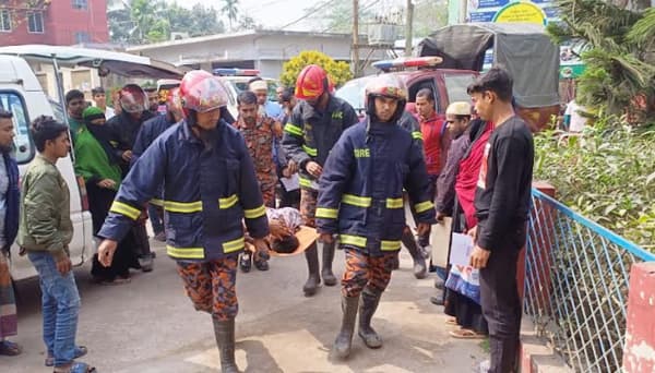 বরিশালে বোমা বিস্ফোরণ, পুলিশসহ আহত-৩