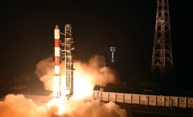 কক্ষপথে তিন স্যাটেলাইট পাঠাল ভারত