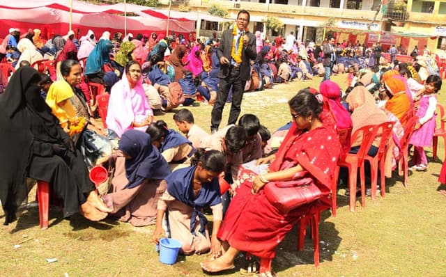 মঠবাড়িয়ায় ভালোবাসা দিবসে মায়ের পা ধুয়ে সম্মান জানালো শিক্ষার্থীরা