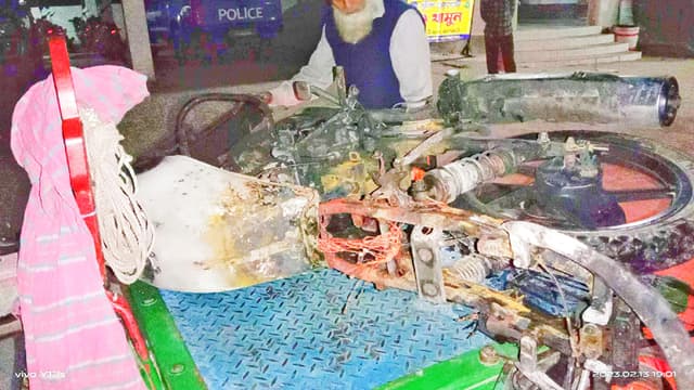 নেশার টাকা না পেয়ে বড় ভাইয়ের মোটরসাইকেল পুড়িয়ে দিল ছোট ভাই