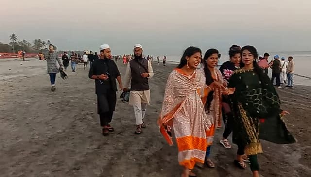 ভালোবাসা দিবসে কুয়াকাটা সৈকতে পর্যটকদের মিলনমেলা