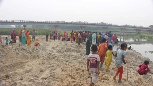 নদীর পার ঘেষে নির্মাণ হচ্ছে রিসোর্ট, গতিপথ পরিবর্তনের শঙ্কা পাউবো'র