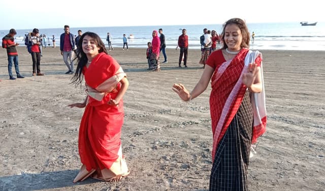 ভালবাসা দিবসে কুয়াকাটা সৈকতে বাড়তি বিনোদন জুগিয়েছে দুই নারী পর্যটক